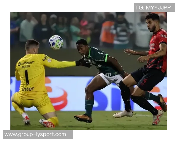 巴甲门将开球失误被对手偷袭瞬间引发全场哄笑