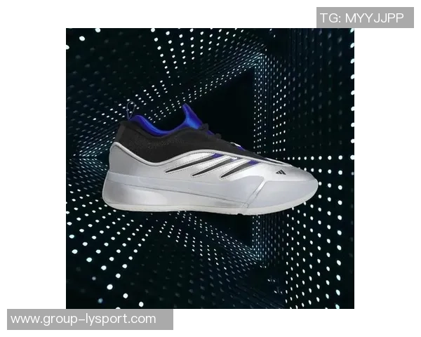 利拉德分享字母哥送的新款签名球鞋展现深厚友谊与团队精神 利拉德分享字母哥送的新款签名球鞋展现深厚友谊与团队精神