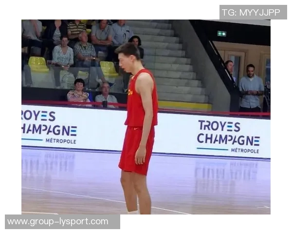 郇斯楠高四季前赛展现持球机动锋线打法豪取26分4助引发关注