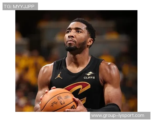 米切尔半场表现低迷仅得15分三分球命中率堪忧状态需提升 米切尔半场表现低迷仅得15分三分球命中率堪忧状态需提升