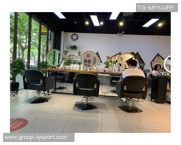 理发师宣岳鑫加盟上海海港前特意剪发展现新形象